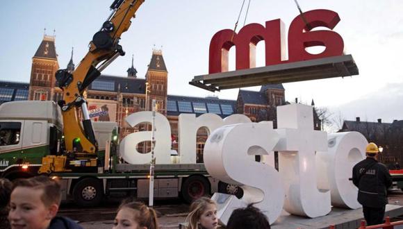 El popular panel de Ámsterdam, atractivo turístico para millones de turistas, fue retirado el lunes a petición de las autoridades. (Foto: EFE)