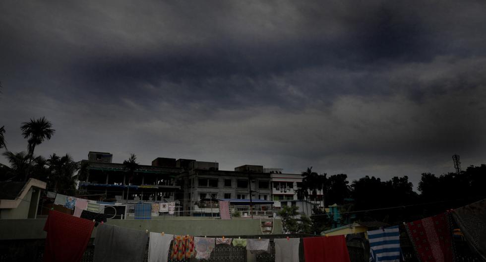 Las densas nubes de lluvia se acumulan en el cielo mientras el ciclón Amphan se fortalece en la Bahía de Bengala. Imagen en Kolkata, India, el 19 de mayo de 2020. (EFE/EPA/PIYAL ADHIKARY).
