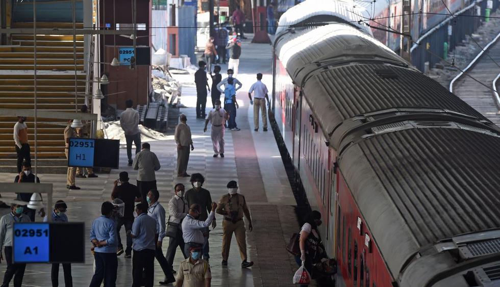 La red de transporte de pasajeros en India, paralizada desde finales de marzo para luchar contra el coronavirus, reanudó parcialmente este martes su actividad pese a la aceleración de la pandemia. (AFP / Punit PARANJPE).