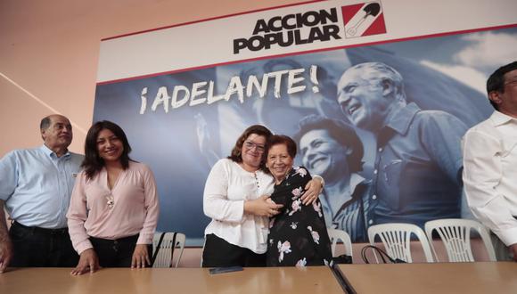 Bertha Arroyo (derecha) agradeció por los votos dados a Acción Popular que lo ubican en el primer lugar en los resultados a boca de urna (Hugo Pérez/GEC).