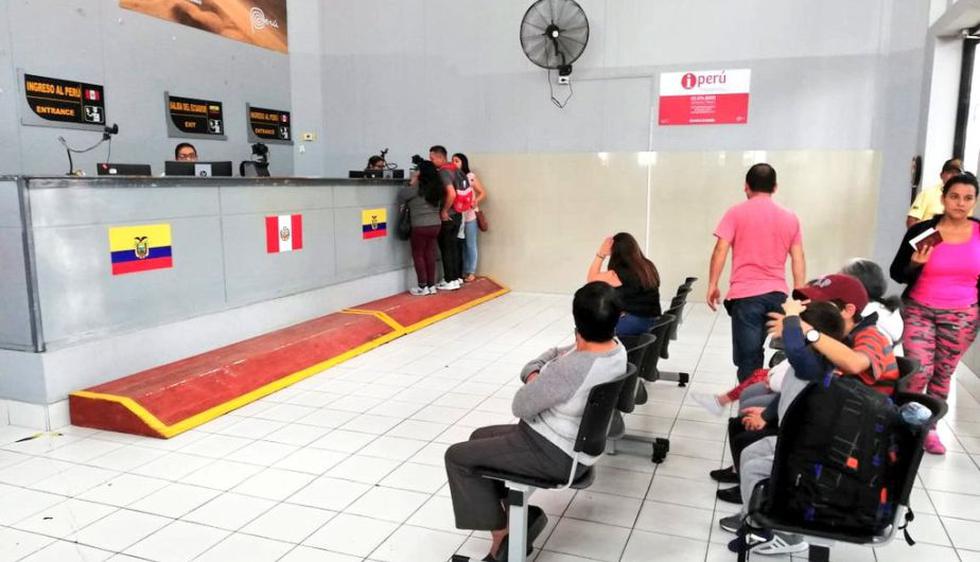 FOTO 1 | Los ciudadanos venezolanos realizan su control migratorio con pasaporte en el Centro Binacional de Atención Fronteriza (CEBAF) en Tumbes. (Foto: Migraciones)