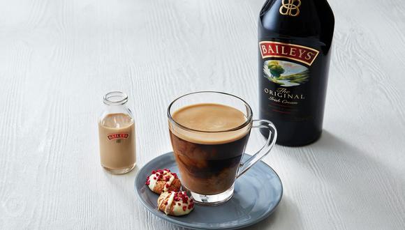 Si buscas darte un gusto luego de comer, una buena idea es agregarle un toque de Baileys a tu café favorito – un aliado perfecto para tu latte, americano o iced coffee en estos días de calor. (Foto: Difusión)