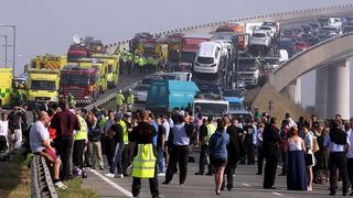 FOTOS: Más de 100 automóviles chocan en accidente vial en Reino Unido