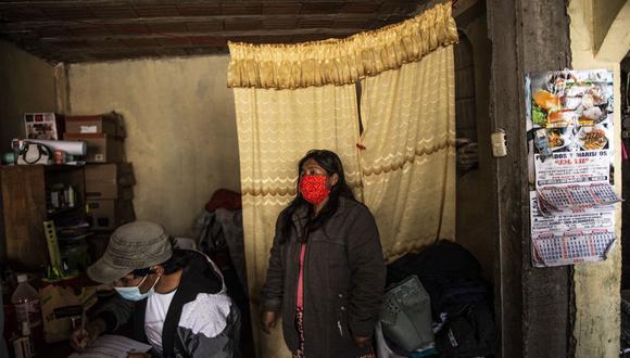 La gente escucha a un médico en su casa de Ate, en las afueras del este de Lima, en medio de la pandemia del nuevo coronavirus (Foto: Ernesto BENAVIDES / AFP)