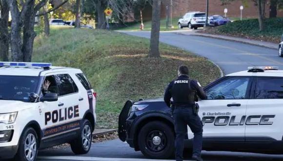 La Policía de Charlottesville, Estados Unidos, asegura la escena del crimen de un tiroteo nocturno en la Universidad de Virginia, el lunes (FOTO: STEVE HELBER AP)