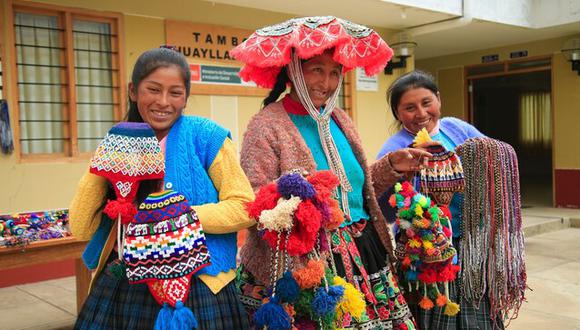 Mujeres emprendedoras de la zona altoandina venden artesanías para salir adelante