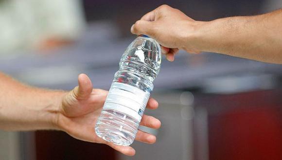 Tomar agua embotellada puede ser dañino para la salud.  (Reuters)