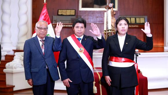 Aníbal Torres renunció al cargo de presidente del Consejo de Ministros y fue reemplazado por Betssy Chávez. (Foto: Presidencia)