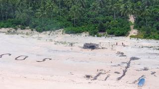Tres hombres perdidos en isla desierta del Pacífico son rescatados tras escribir SOS [FOTOS]