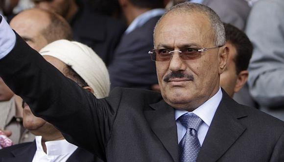 Saleh firmó un acuerdo para que él y su familia no sean juzgados después. (AP)