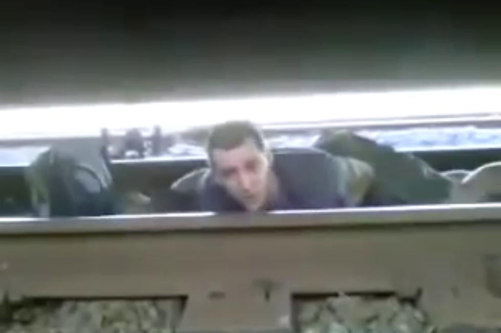 Un hombre se salvó de lo que parecía ser una muerte segura tras quedar atrapado debajo de un tren en movimiento. (Fotos: TrypLaugh en YouTube)