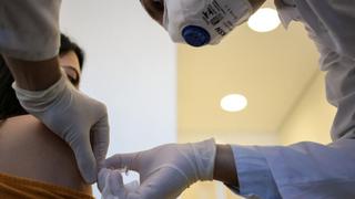 OMS no espera vacunaciones masivas contra el coronavirus hasta mediados de 2021