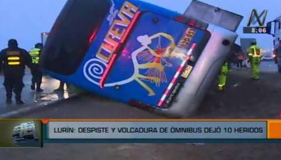 Más de 10 heridos dejó la volcadura de un bus interprovincial en la Panamericana Sur, en Lurín. (Captura de video)