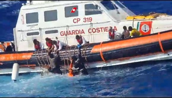 Un total de 41 personas han muerto en un nuevo naufragio en Italia. (Foto: Italian Coastguard / GUARDIA COSTIERA / AFP)