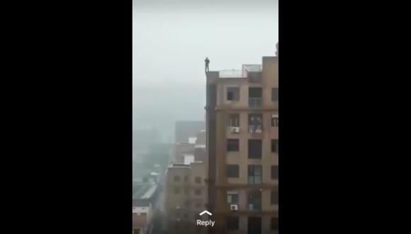 Hombre muera tras caer de un edificio. (Youtube)