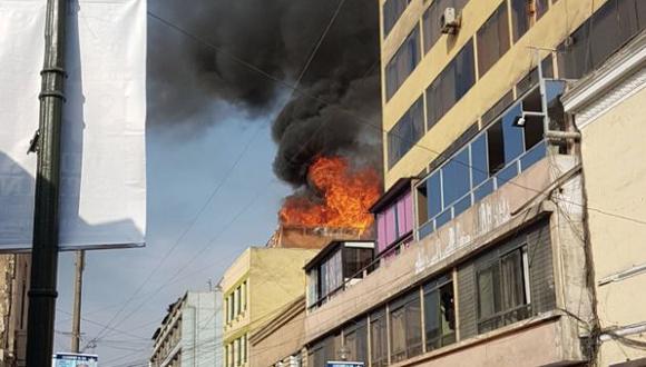 Incendio se registra en la cuadra diez del jirón Azángaro. (@michael_cp)
