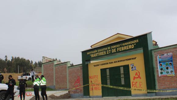 Frases como “Muerte a los delincuentes del pueblo” y “¡Viva el presidente Gonzalo!” fueron escritas en las paredes del plantel educativo. (Foto: Junior Meza)