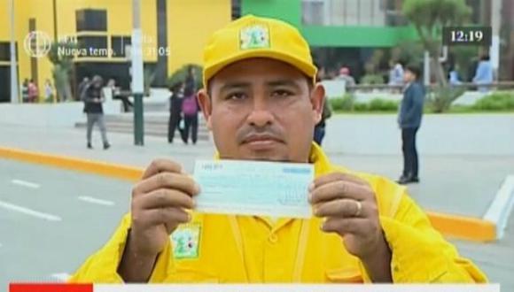 Trabajador recibió felicitaciones de autoridades de Municipio de Los Olivos. (Foto: Captura de América TV)