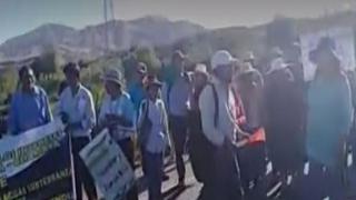 Manifestantes contra Quellaveco bloquean puente Montalvo en Moquegua
