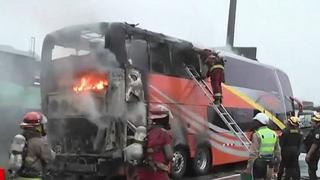 Bus interprovincial se incendió en Vía Evitamiento cerca al puente Santa Rosa [VIDEO]