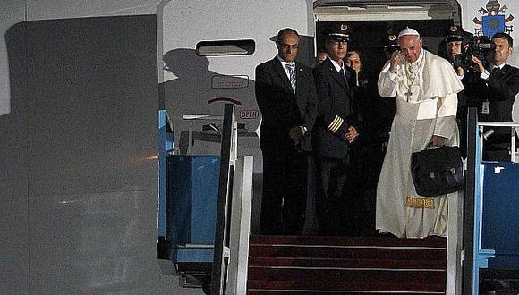 Papa en el avión en el que regresó de Tierra Santa. (Reuters)