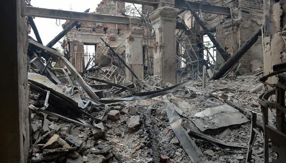 Esta fotografía muestra una vista de una escuela destruida como resultado de una pelea no lejos del centro de la ciudad ucraniana de Kharkiv, ubicada a unos 50 km de la frontera entre Ucrania y Rusia. (Foto: Sergey BOBOK / AFP)