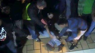 Metropolitano: Usuarios ebrios dieron brutal golpiza a agente de seguridad