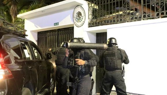 Policía ecuatoriana intentando irrumpir en la embajada de México en Quito para arrestar al exvicepresidente de Ecuador, Jorge Glass. (Foto: AFP)