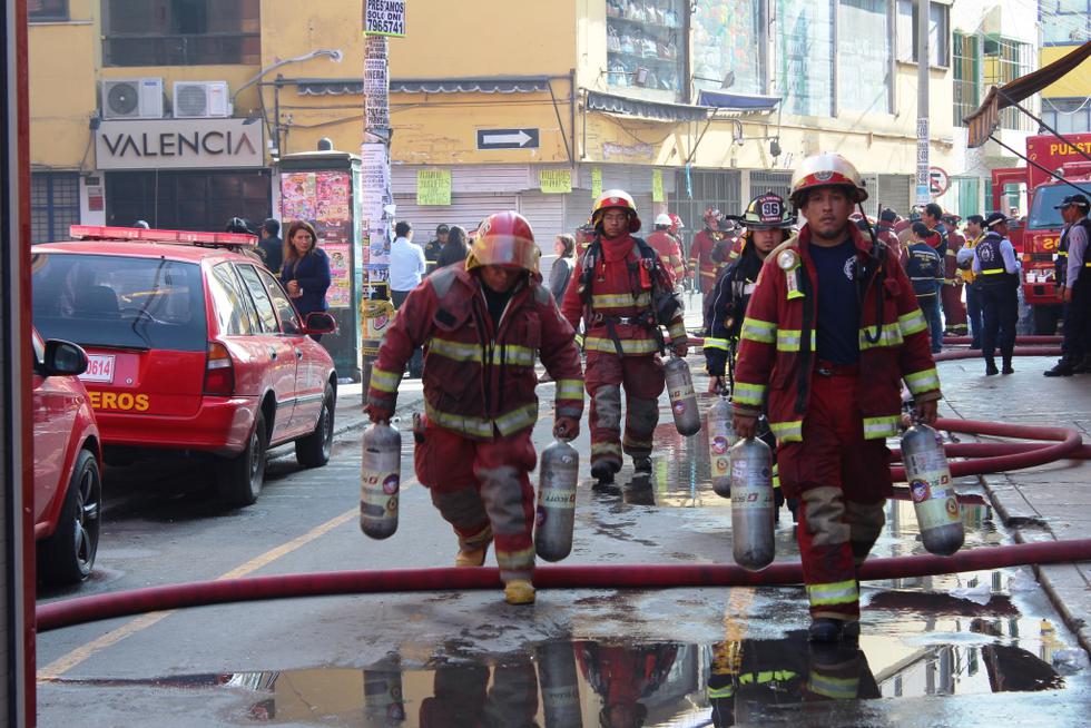 El fuego en 'La Cochera' inició a las 9 de la mañana. (Foto: Bomberos Voluntarios del Perú)