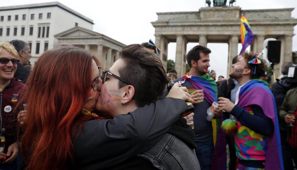 Una pareja lesbiana se besa durante la celebración de la aprobación de la legalización del matrimonio homosexual en el Parlamento ante la Puerta de Brandemburgo en Berlín, Alemania. (EFE)