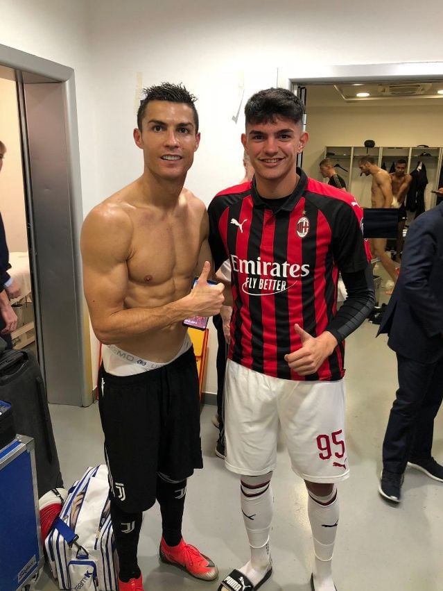 Cristiano Ronaldo accedió a tomarse la foto con el joven futbolista.