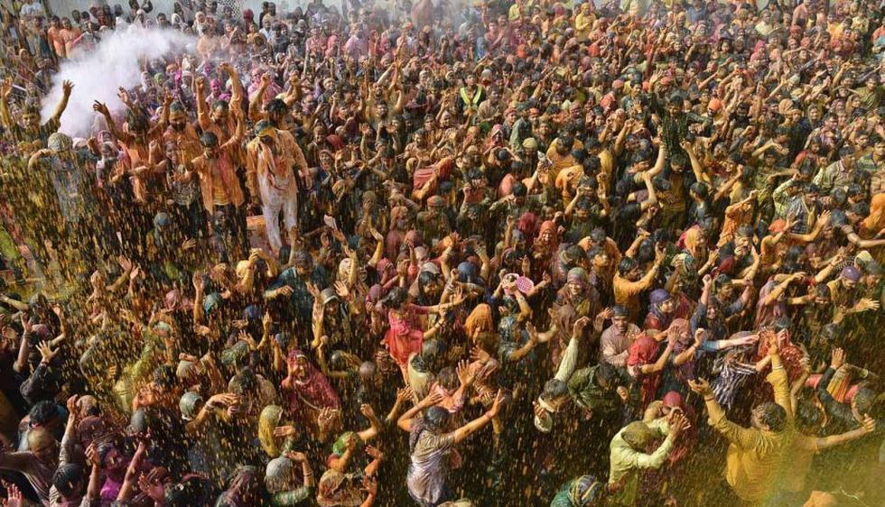 Por una semana, festival de colores une a pobres y ricos en uno de los países más poblados del mundo. (AFP)