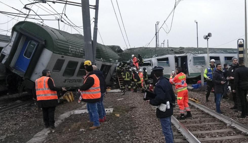 El tren, compuesto por una locomotora con cinco vagones, recorrió cerca de dos kilómetros con algunas ruedas fuera del raíl lo que hizo que uno de los vagones impactara con un mástil eléctrico, provocando el destrozo.(AP)