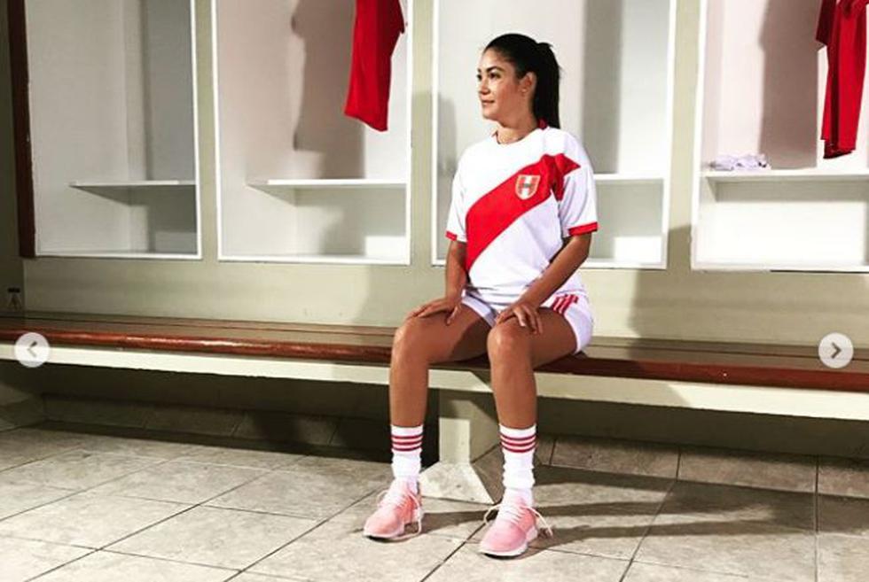 Tilsa Lozano viste con orgullo la camiseta rojo y blanca de la selección peruana. (Instagram)