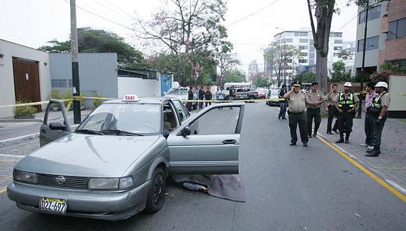 Vehículo fue baleado a solo una cuadra de la comisaría de San Isidro. (Roberto Rojas/USI)
