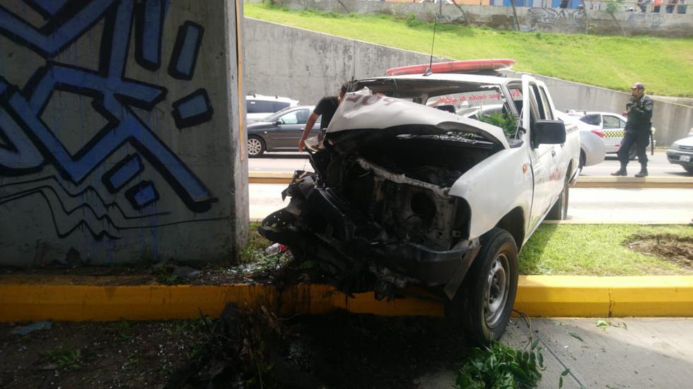 Camioneta de la PNP choca contra muro y dos policías quedan heridos. (Daniel García/Perú21)
