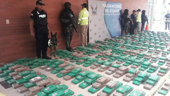Entre las 48 cajas de plátanos de exportación los policías encontraron 1.094 bloques en forma de ladrillo, que contenían 1,1 toneladas de clorhidrato de cocaína. | Foto: Twitter / @MinInteriorEc