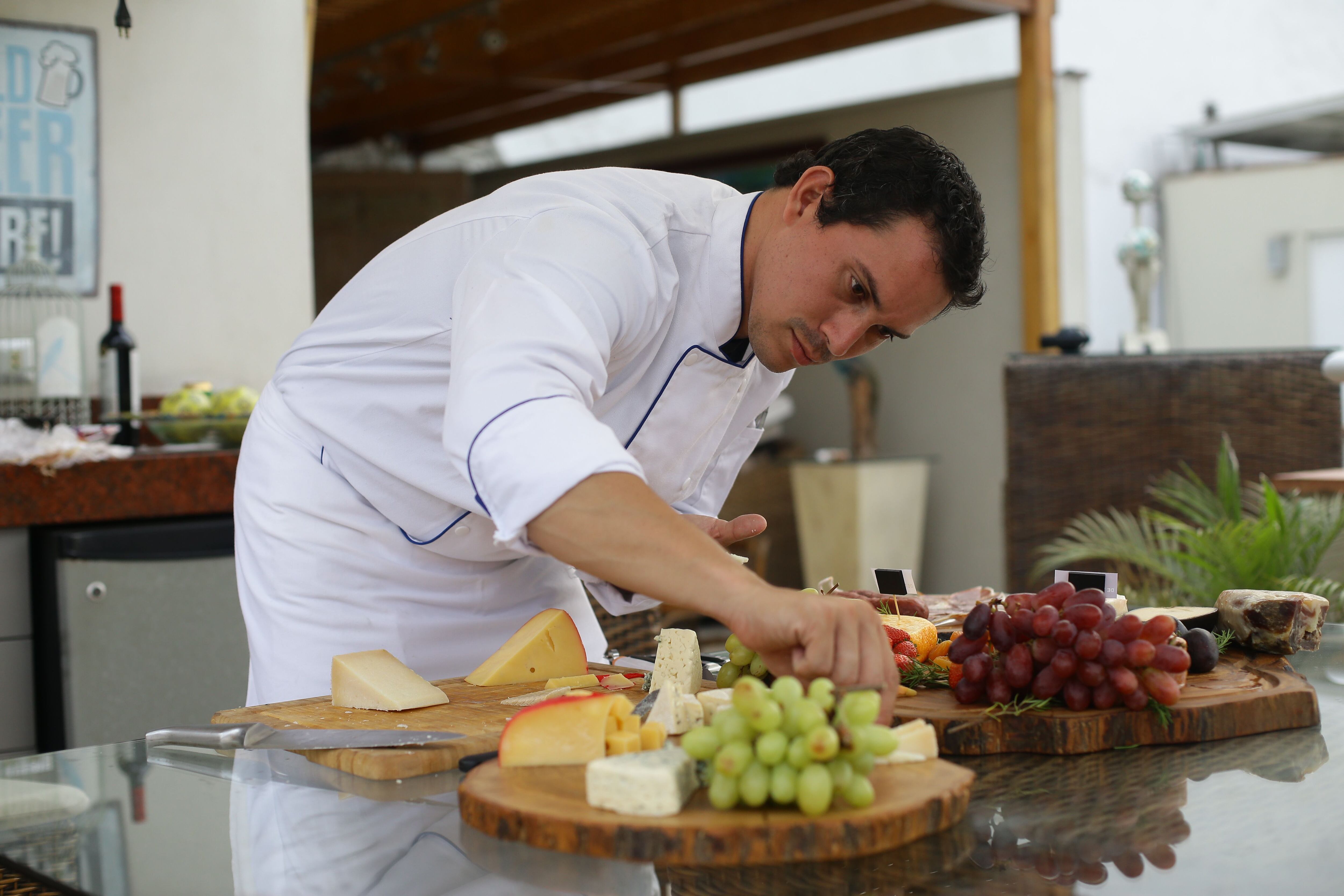 Juan Francisco Lezcano emprendió negocio de catering especializado en quesos para momentos íntimos junto a familia y amigos. (JESÚS SAUCEDO/ GEC)