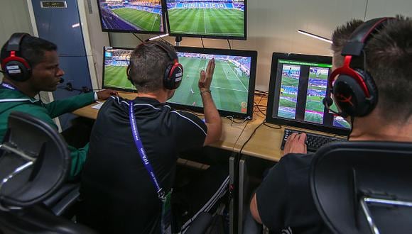 El VAR (video assistant referee o en español árbitro asistente de vídeo) se implementó por primera vez en la Copa Confederaciones de este año en Rusia. (Getty Images)