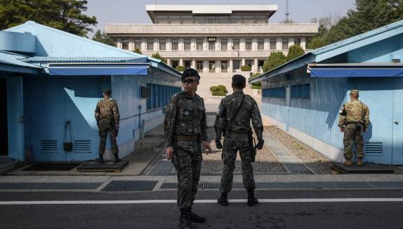 Soldados surcoreanos montando guardia frente a una cabaña de la Comisión de Armisticio Militar Comando de las Naciones Unidas (UNCMAC) en la aldea de tregua de Panmunjom dentro de la Zona Desmilitarizada (DMZ) que separa a las Coreas. (Foto: AFP)