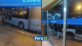 Bus del Metropolitano resbala y casi provoca accidente en la estación Central debido a las lluvias [VIDEO]