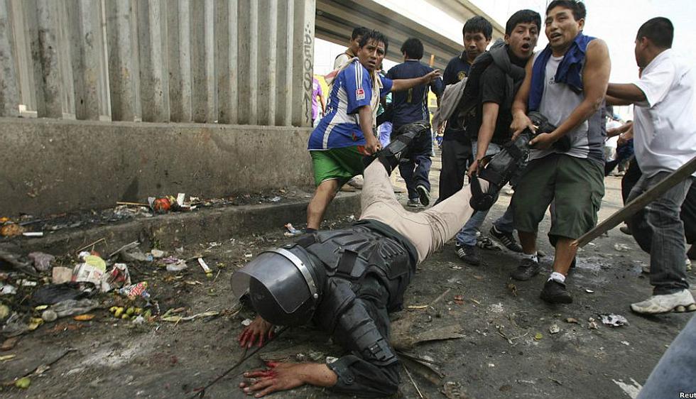 La terrible imagen del Policía siendo arrastrado por los vándalos de La Parada fue incluída en la lista. (El Comercio)
