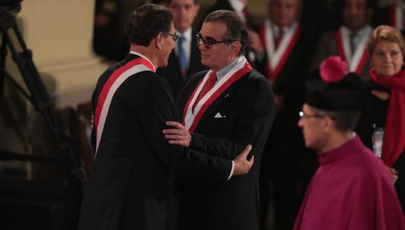 Martín Vizcarra saludando en persona a Pedro Olaechea, electo como presidente del Congreso este sábado 27 de julio. (Foto: Hugo Pérez / GEC)