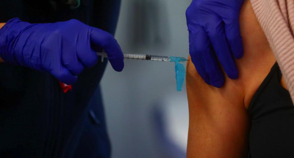 Imagen referencial. Una persona recibe una inyección con una dosis de la vacuna Pfizer-BioNTech  en el centro de atención primaria de Fuentelarreina en Madrid, España, el 18 de enero de 2021. (REUTERS/Sergio Perez).