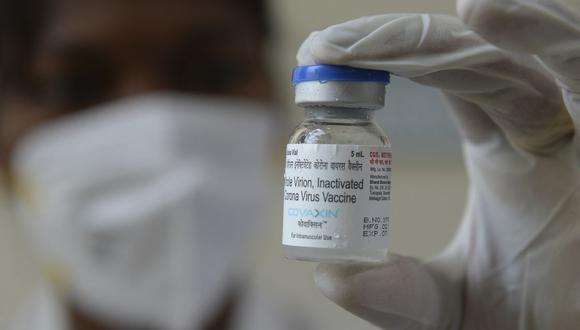 Un trabajador médico muestra un vial de la vacuna contra el coronavirus Covaxin Covid-19 de la India. (Foto de Arun SANKAR / AFP).