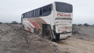 Choque entre bus y camión frigorífico deja tres muertos en Sechura [FOTOS]