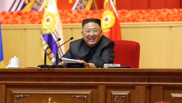El líder norcoreano Kim Jong Un hablando en la tercera reunión ampliada del Buró Político del VIII Comité Central de Trabajadores. (Foto: STR / KCNA A TRAVÉS DE KNS / AFP)