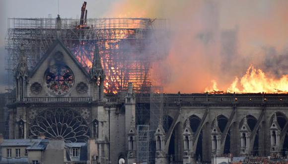 Según los primeros elementos, el incendio se declaró sobre las 18.50 horas en la parte del techo de la catedral, que estaba siendo sometida a una restauración. (Foto: EFE)