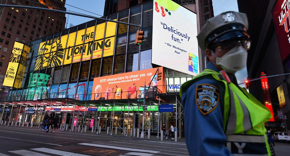 Un oficial de la policía de Nueva York con una máscara facial se encuentra en Times Square en la ciudad de Nueva York, en medio de la nueva pandemia de coronavirus. (Foto: AFP/Angela Weiss)