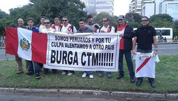 Hinchas peruanos en el Mundial expresan su repudio a Manuel Burga. (Facebook)